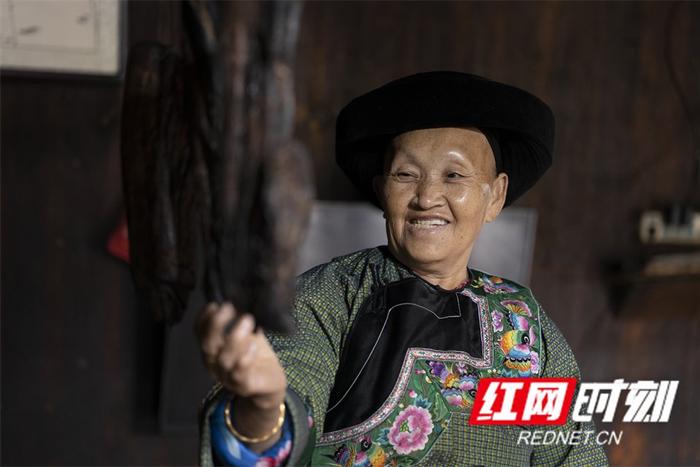 笑容灿烂的石拔三。