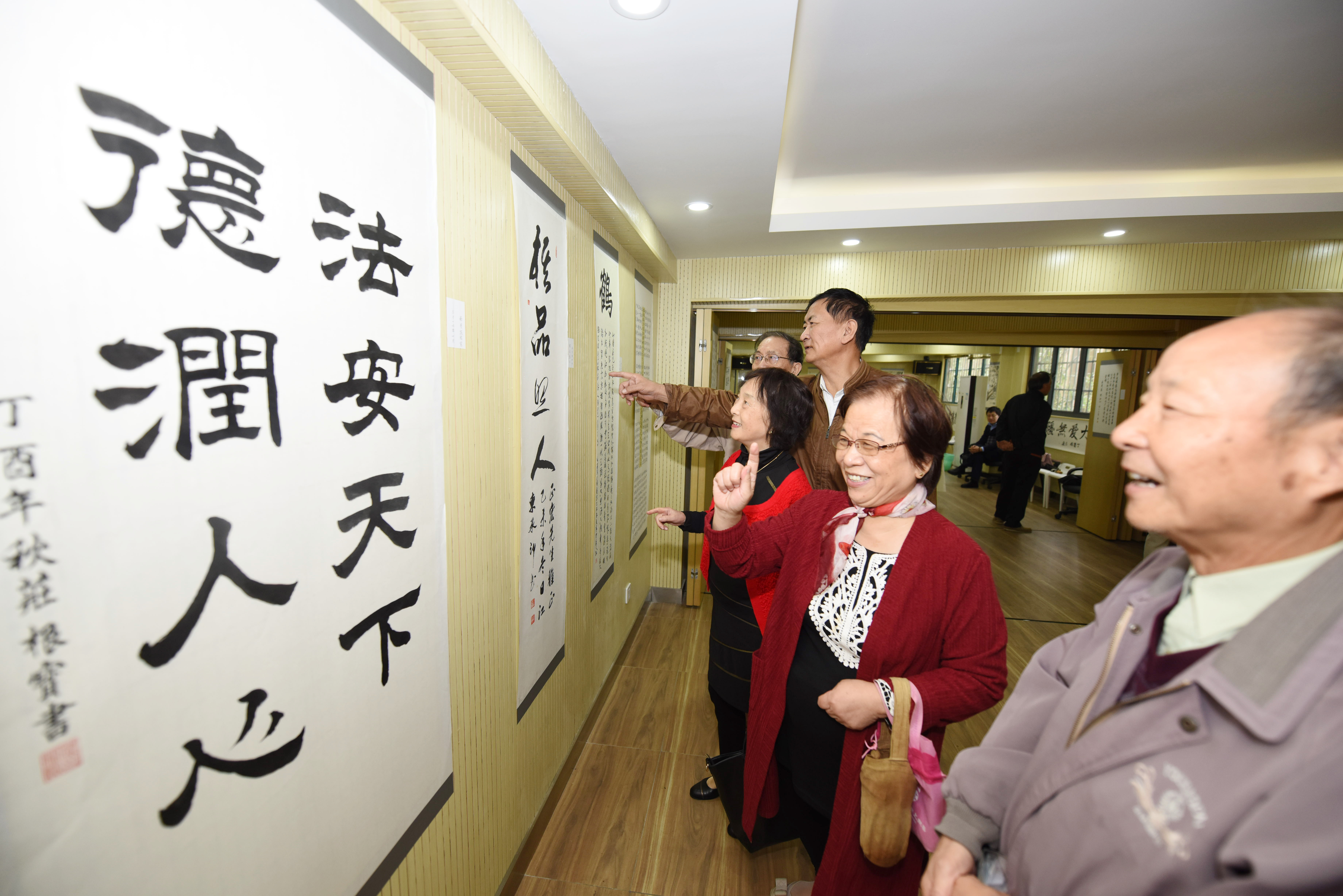 2018年10月书画队志愿者参观迎十九大书画展.JPG