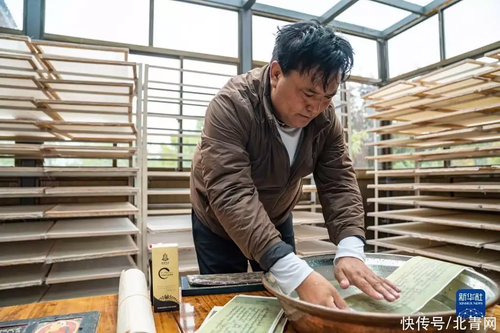 西藏林芝：搬迁村的藏纸“致富经”