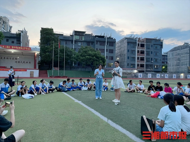 “星火”相传、筑梦未来，大学生与高中生交流学习经验