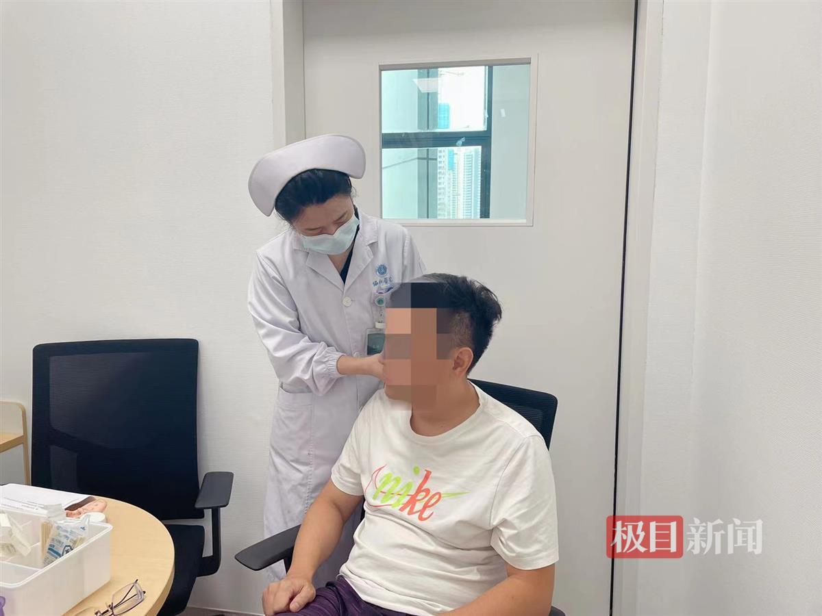 这家医院护士坐门诊，为市民提供中医特色护理服务