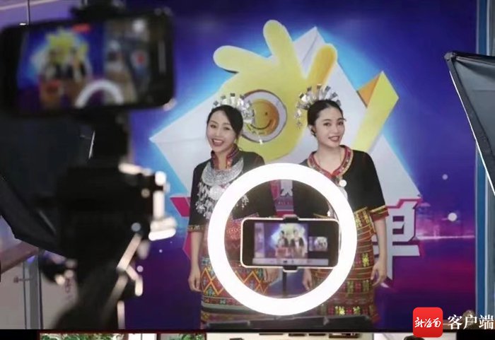　赵应琼（图左）身穿黎族服饰进行直播。受访者供图