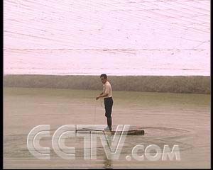 致富经淡水虾养殖视频_致富经室内养虾视频_致富经养虾