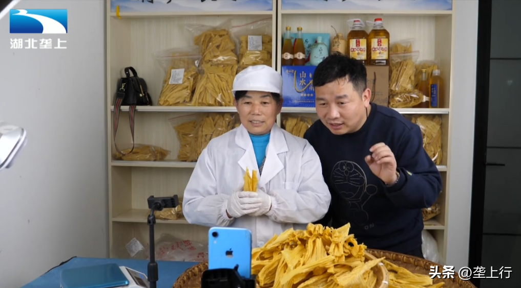 母子上阵直播带货 传统美食豆油精成“香饽饽”