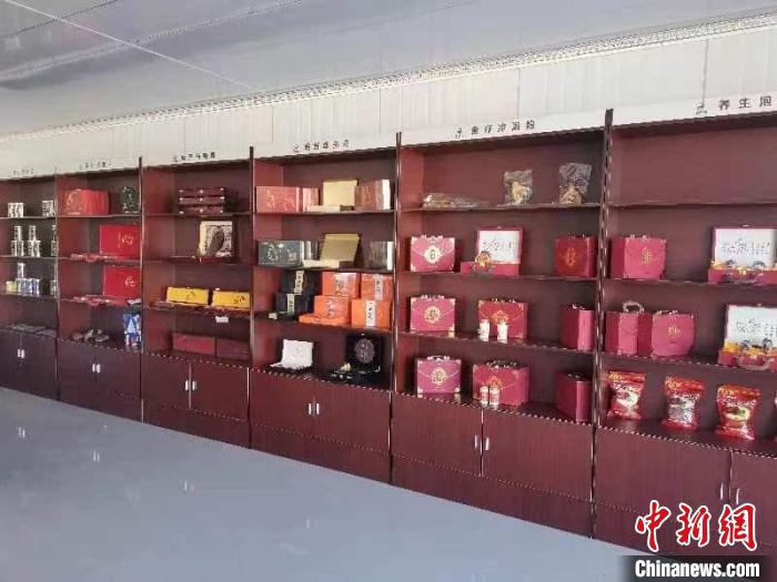 图为展厅里摆放着各类鹿产品。　吕志敏 摄