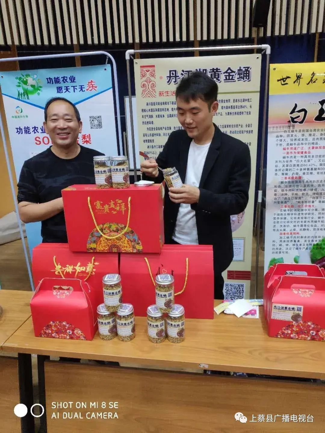 鸡喂黄粉虫_致富经用黄粉虫养鸡_养黄粉虫养土鸡划算吗