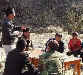 段必清：大生村官靠养鸡，带领山区群众脱贫致富