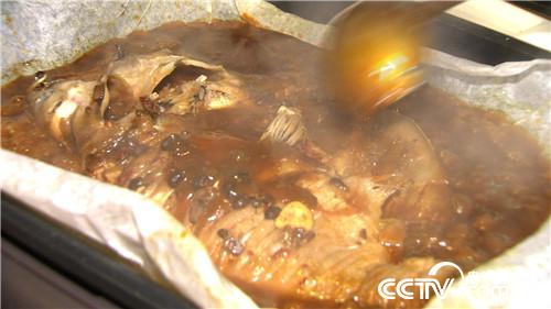 致富经：“臭咸鱼”养鱼 借来三万年赚千万(20170427)