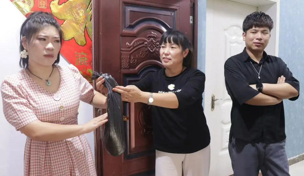致富上面养蛇人说的是谁_致富经上面说的养蛇人_养蛇致富女蛇毒44亿