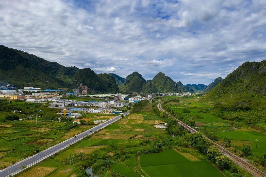 公路带动地方发展经济——德保公路养护中心