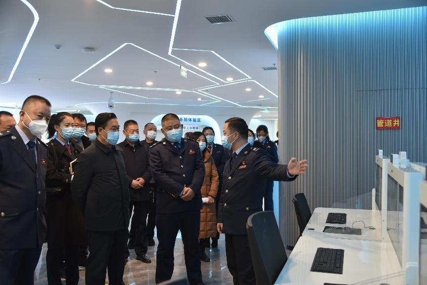 交流组一行参观城中区税务局办税厅，了解智慧税务推进情况。杜亚萍摄