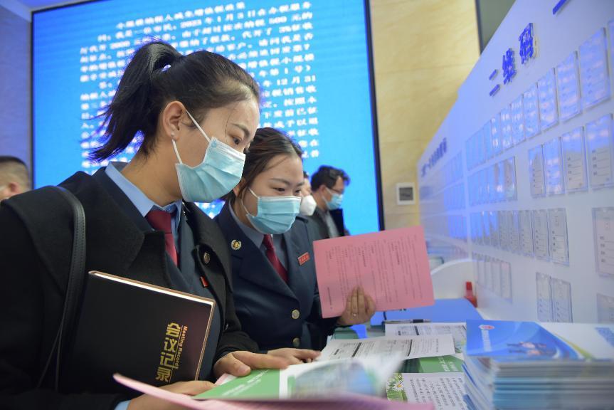 交流组税务干部交流工作经验。杜亚萍摄