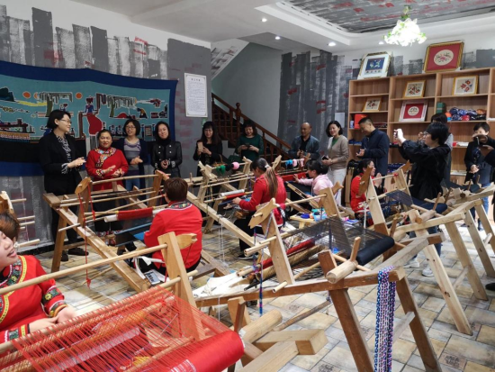 图为土家织锦——西兰卡普编织培训现场。 黔江区委统战部供图