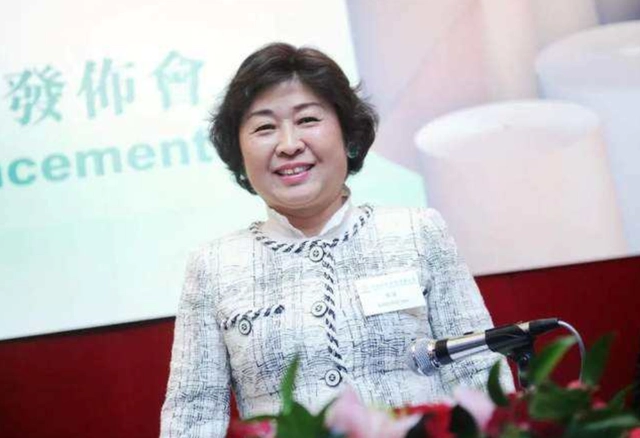 国内首位女首富，靠着“收废纸”发家致富，如今坐拥440亿身家