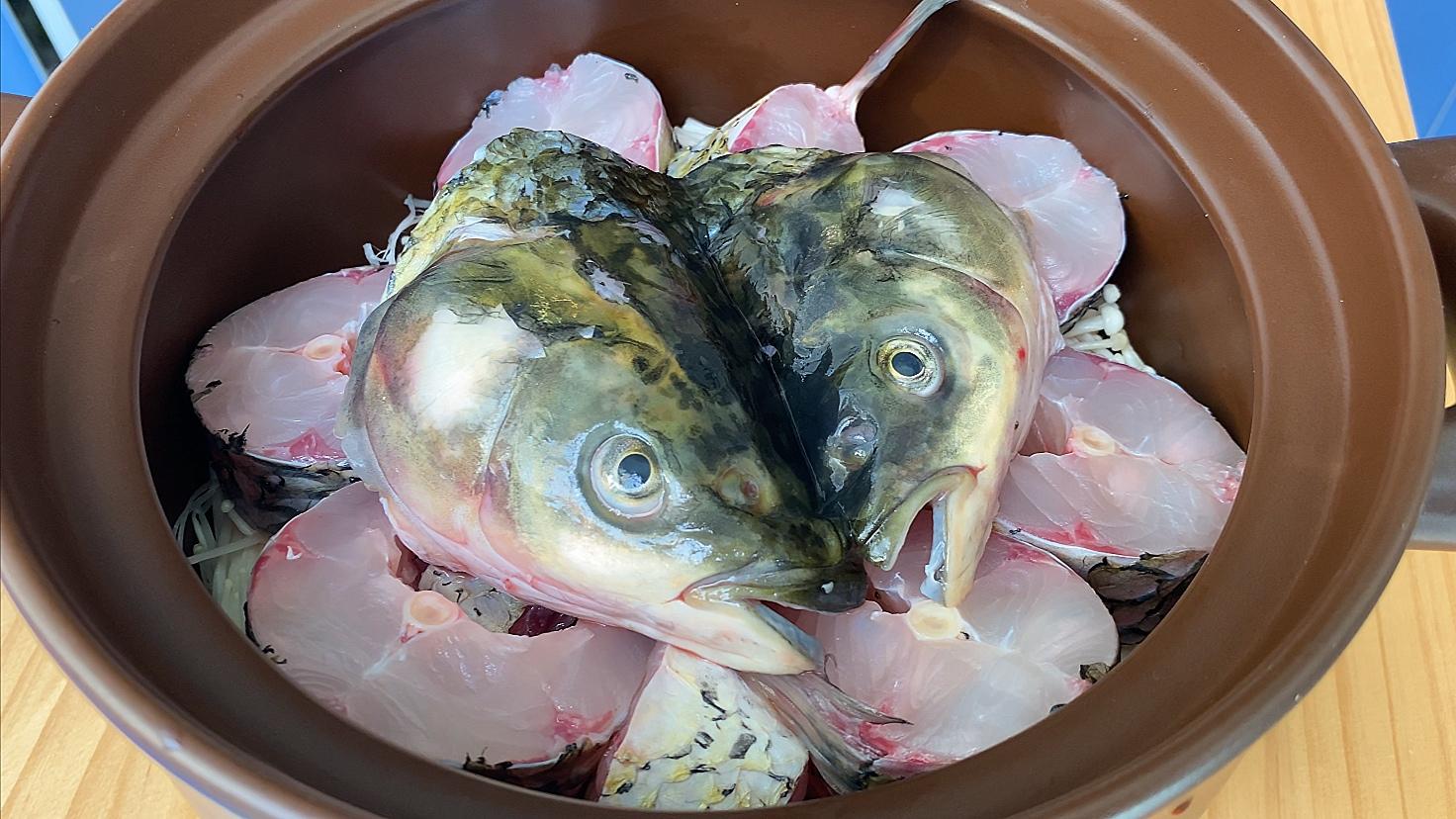它是淡水鱼中的上品，由于刺多被嫌弃，孩子常吃头脑聪明，视力好
