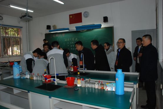\\172.0.0.7\文档资料-bgs\活动照片\2019年度学校照片\2019秋\2019.12.02～04 新优质学校创建现场评估\2019.12.02下午（听课、大课间、学生自主发展考察活动）\学生活动-化学-DSC_5149.JPG