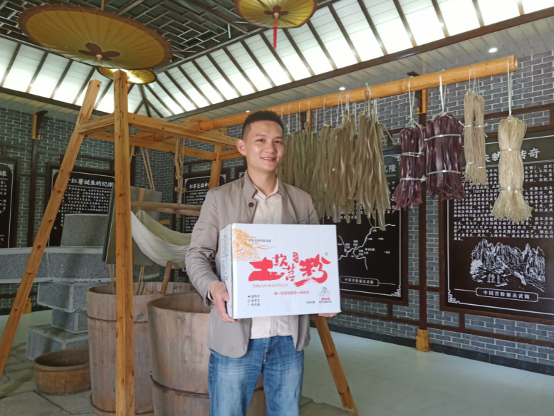 中国故事100部|“全国农村青年致富带头人”陈明亿：“稻花香里说丰年”