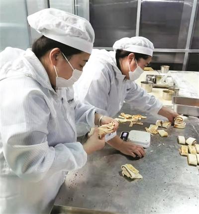 太平镇太平村村民带领乡亲走上致富路 老面肥馒头房里的幸福生活