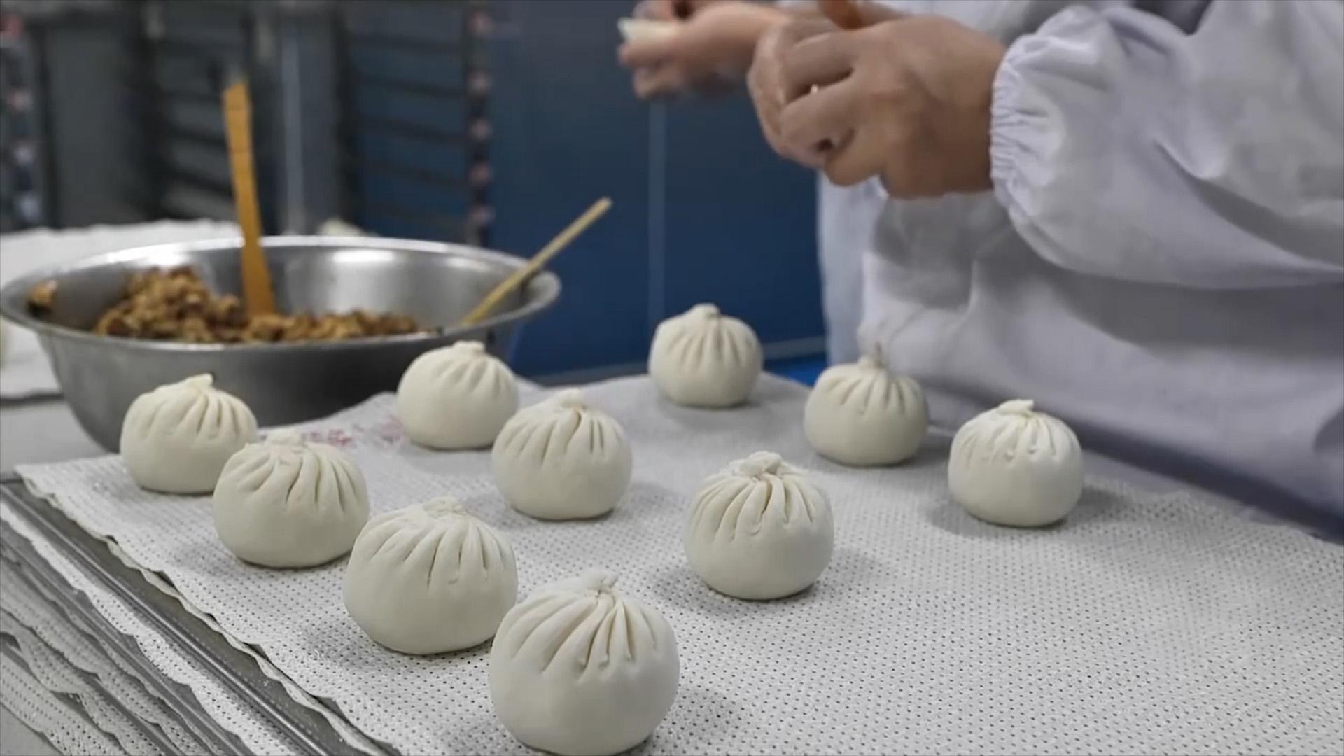 大姐回老家养猪，土猪肉包销售额1000多万元，带领村民脱贫致富