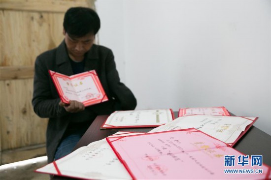 #（图片故事）（8）贵州大方：“80后”独臂青年的养鸡致富之路