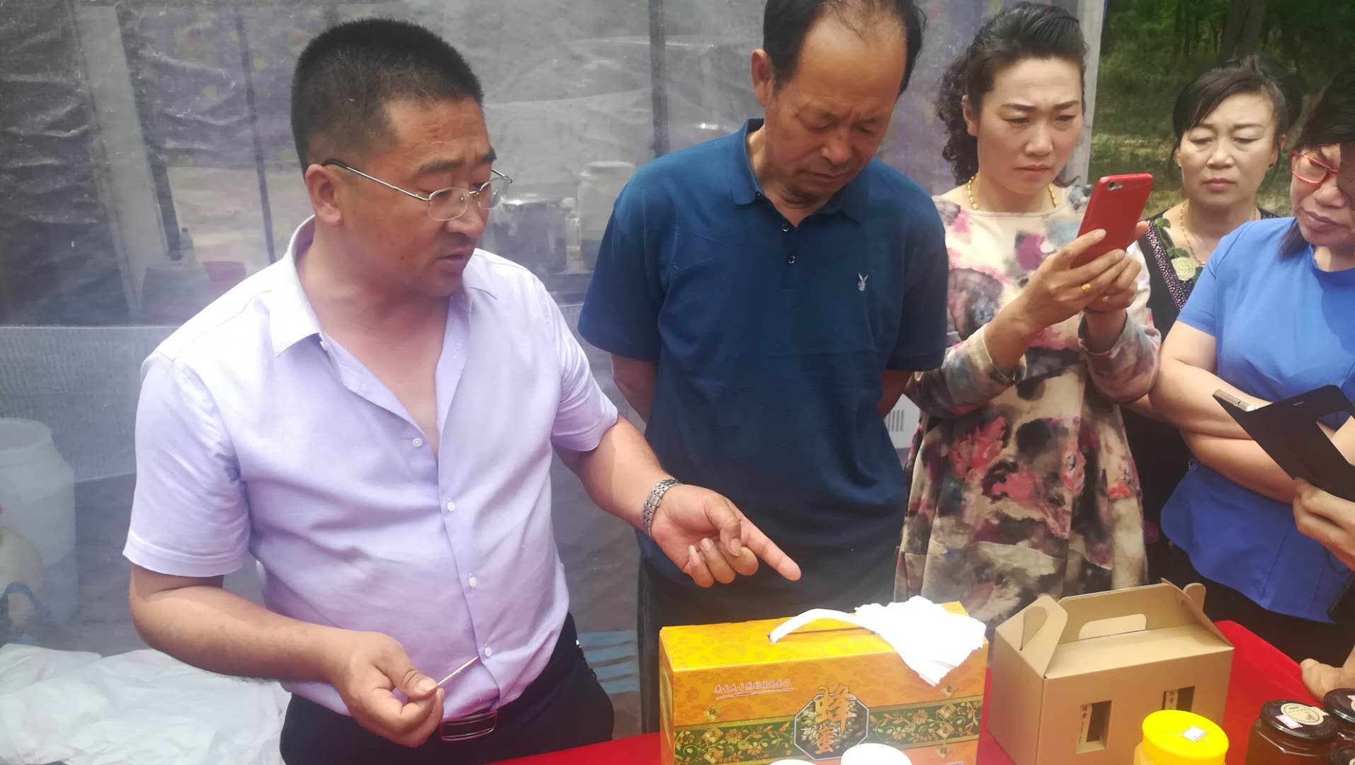 蜜蜂新闻致富养殖视频_蜜蜂养殖业发展新模式_养殖蜜蜂致富新闻