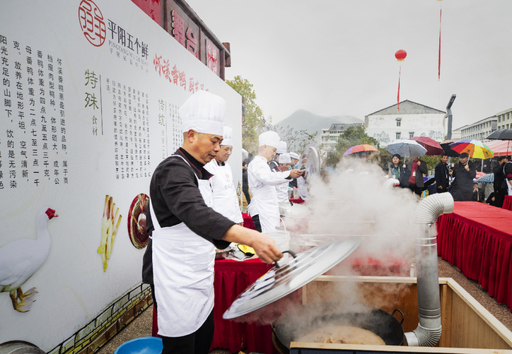 视频致富鲤鱼养殖_致富经养锦鲤视频_致富经养鲤鱼视频