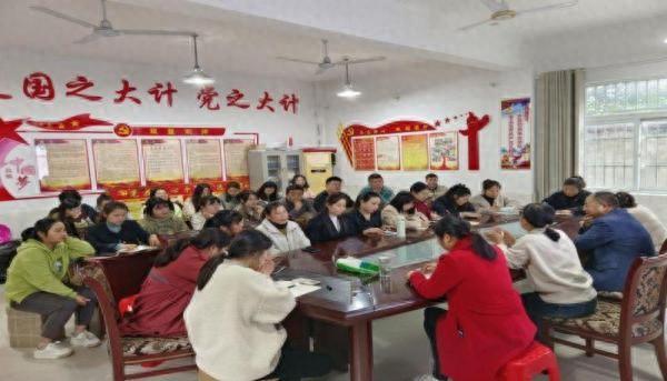 望江县长岭中心学校举行县优质课评选赛前培训会