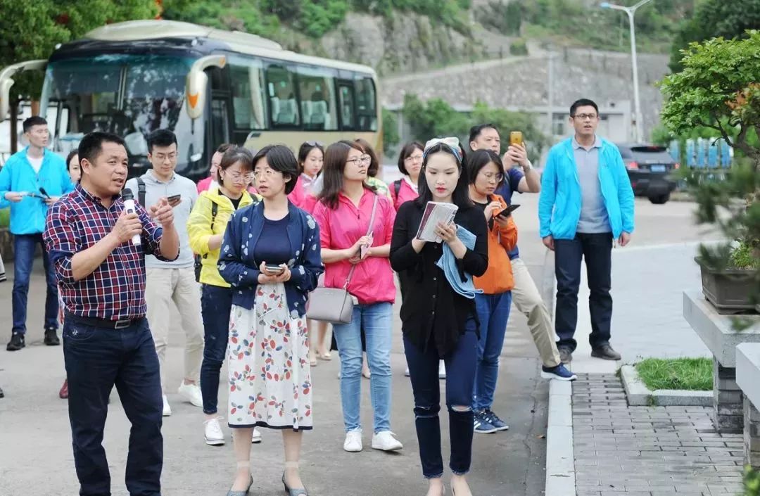 蜘蛛养殖场视频_蜘蛛养殖致富视频_视频致富蜘蛛养殖大师