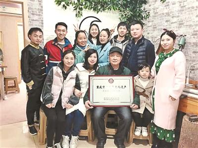 江西赣州孔雀养殖_江西孔雀养殖基地_江西郑镇辉养孔雀致富经