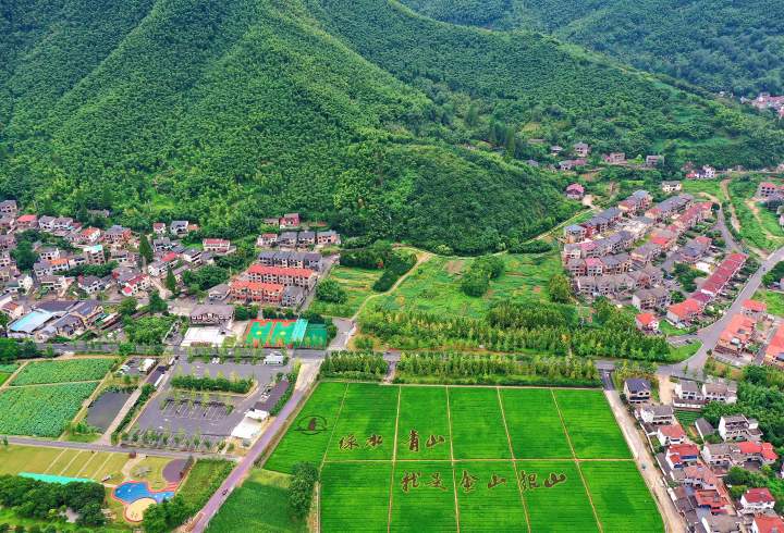 航拍美丽余村 湖州市生态环境局安吉分局供图.jpg