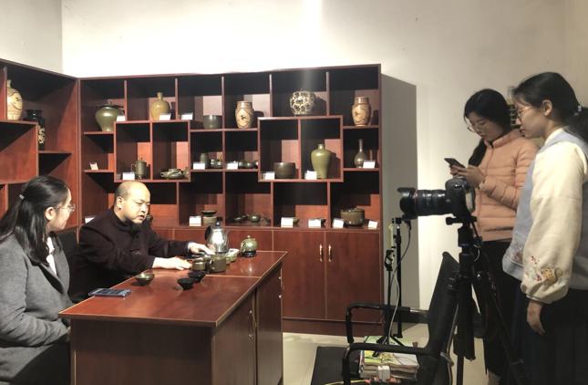 致富经神奇树叶_树叶赚钱_致富经树叶做豆腐视频