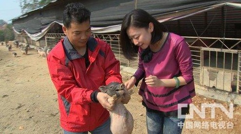 消费者：要是你看见那个扣肉白的，只有皮是不同颜色的，就不敢吃了。这里的扣肉拿出去给亲戚朋友，人家也都说这才是我们家乡的味道。