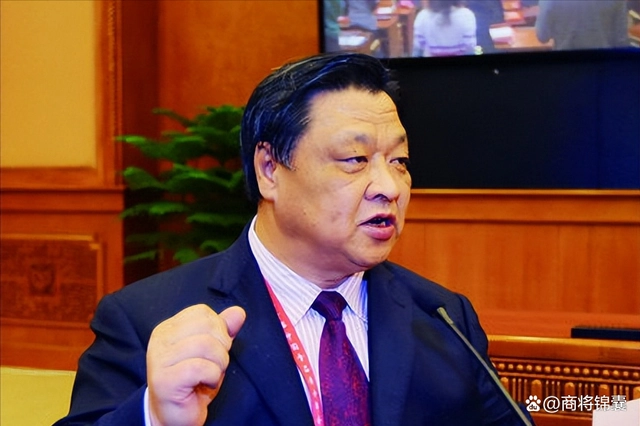 中国“鸡王”，退伍军人回家养鸡，硬刚美国垄断抢回200亿财富！