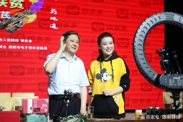 陇南：“五长”带头当网红，直播带货成风尚
