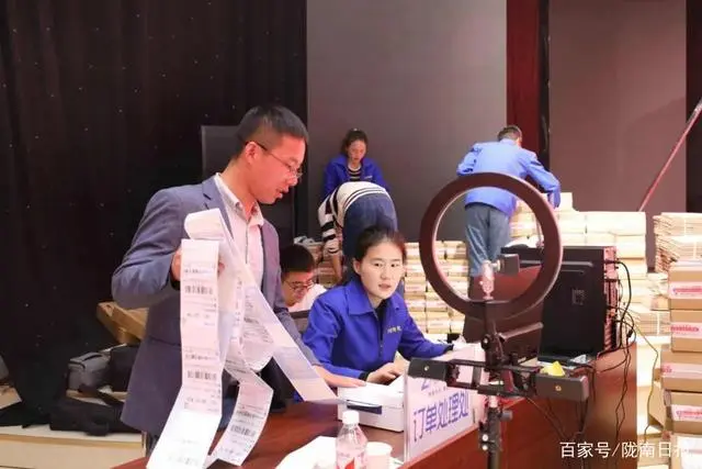 单凯 致富经_凯浦林单肩女布包_致富经单凯