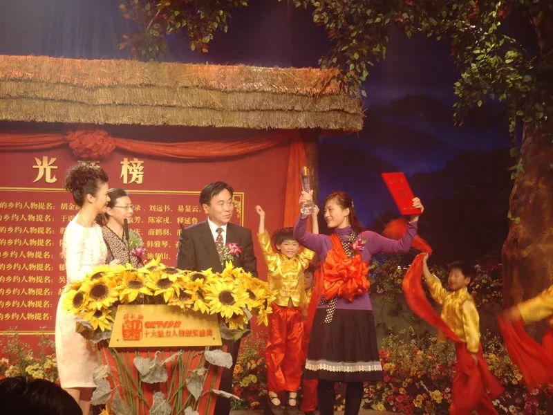致富经蚯蚓养殖_致富养殖蚯蚓视频_养蚯蚓致富经