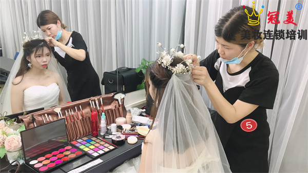 桐梓免费的化妆学校_桐乡化妆培训学校