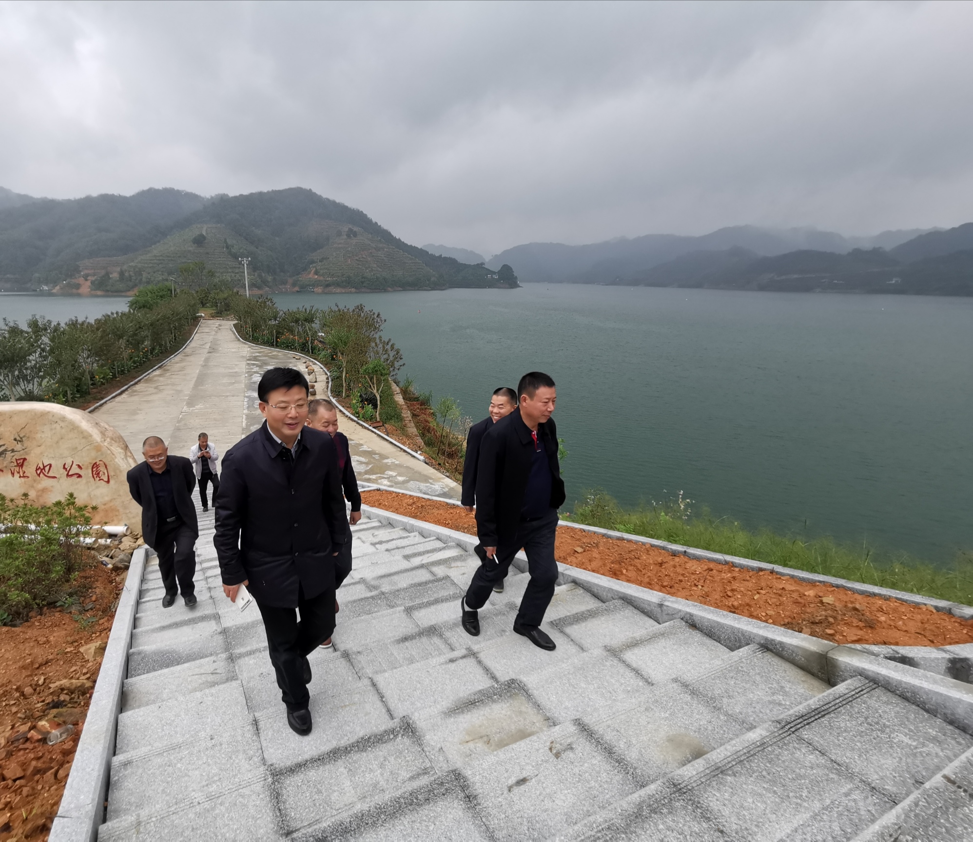 益阳市总工会党组书记郭顺德深入安化走访慰问劳动模范