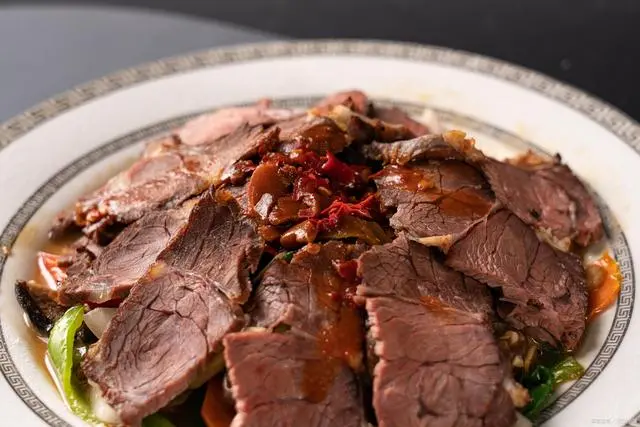 致富经肉牛养殖场的视频_牛肉贩子一年挣一百万_关于卖牛肉致富经