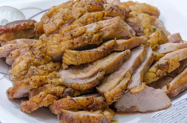 牛肉贩子一年挣一百万_关于卖牛肉致富经_致富经肉牛养殖场的视频