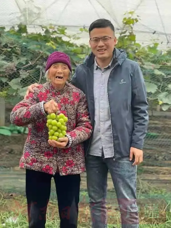 种草莓的人有钱吗_种植草莓能挣钱吗_草莓种植致富女能人