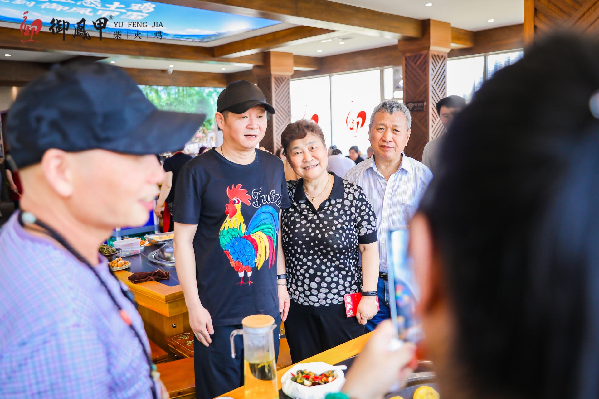 14年助288户农民致富 “毛子”赵亮挑着土鸡回渝