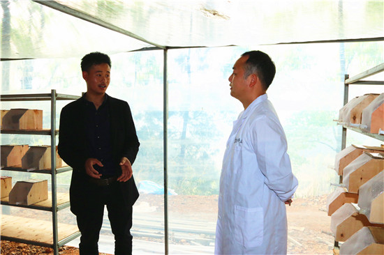 合作社负责人给大家介绍蜂王培育情况.jpg