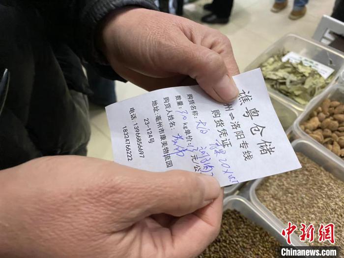 一位摊主正在核对她的订单。　吴兰 摄