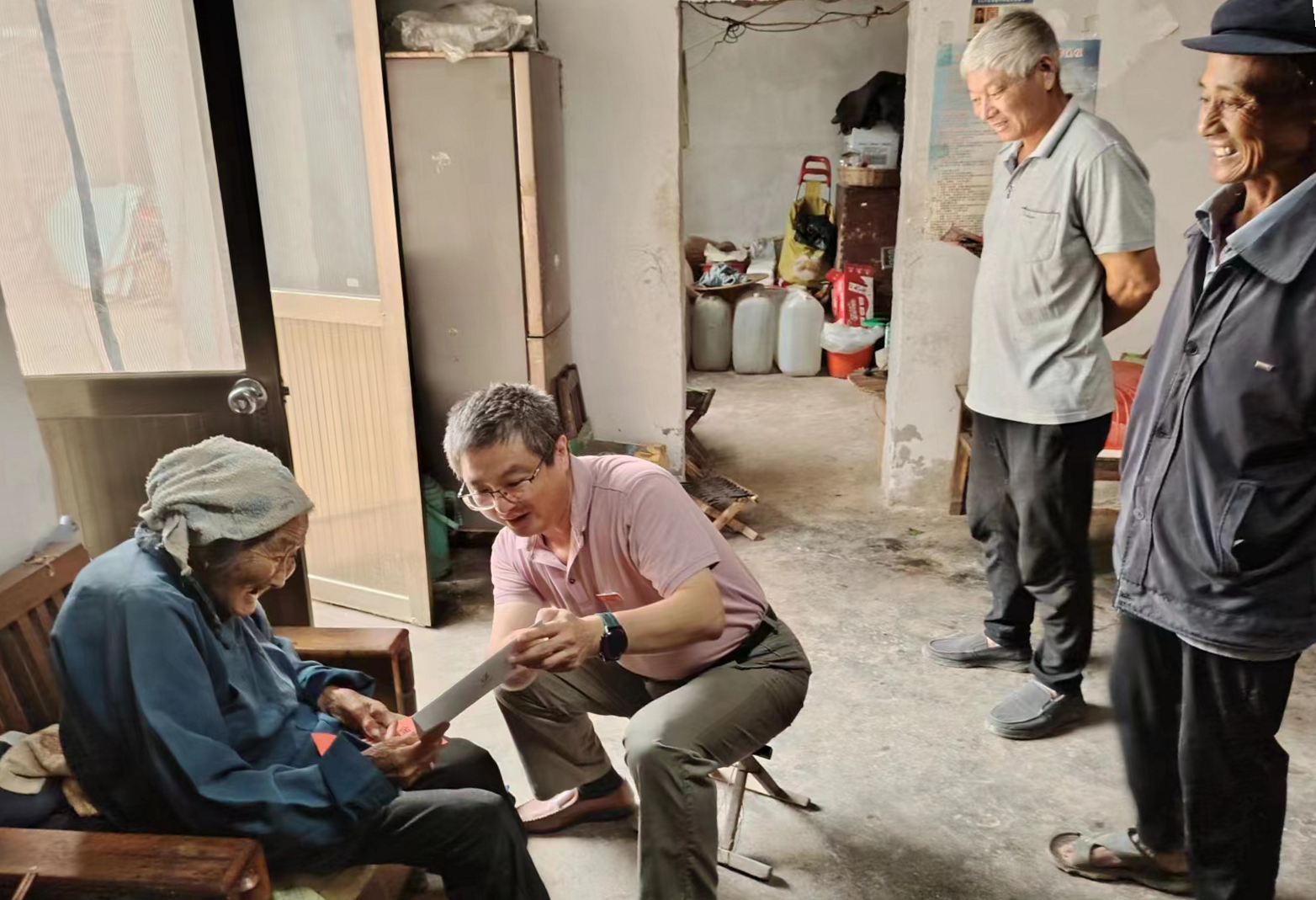 致富经穷小伙花掉2000元_致富的双手_致富经没有双手的男子