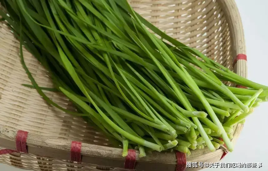 买韭菜，分清“宽叶”和“细叶”，区别很大，买错了嚼不烂还烧心