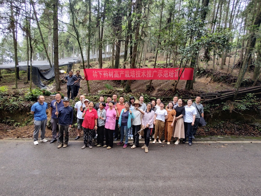 6月21日，林业部门 工作人员前往八峰山药材基地进行实地操作  田钦煜摄.jpg