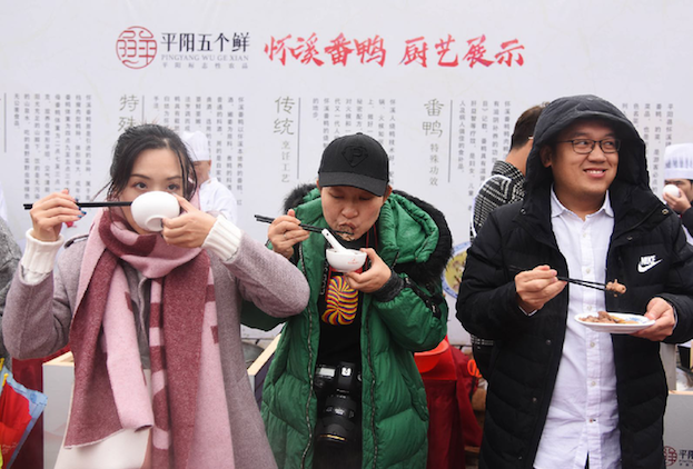 养番鸭致富经视频_致富经养鸭视频大全_致富经番鸭养殖技术