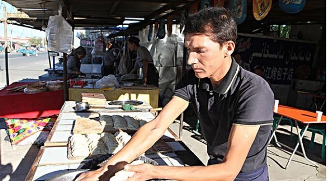 新疆小伙卖“天价包子”，10元1个1次能烤200个，吃过的人都说值
