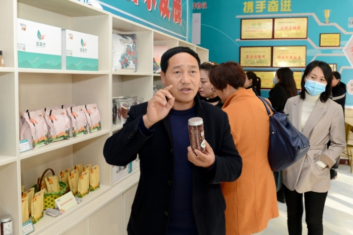韩城：花椒铺就致富路 51个贫困村脱贫出列 （组图）